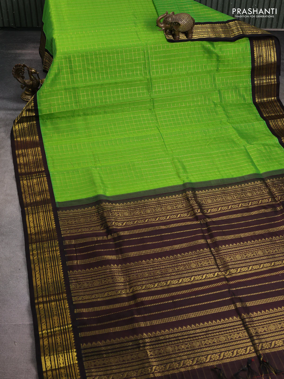 Silk cotton saree light green and deep coffee brown with allover zari checked pattern and zari woven korvai border - Image 2