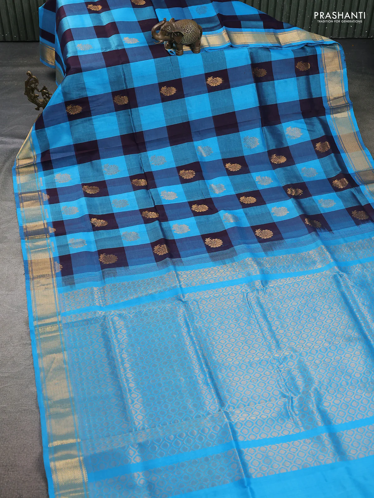 silk cotton saree navy blue and teal blue with allover paalum pazhamum checked pattern & floral zari woven buttas and zari woven border - Image 2