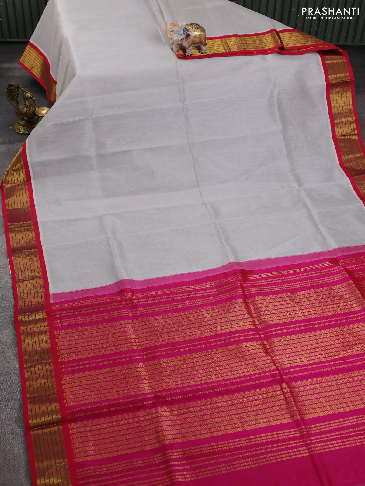 Silk cotton saree off white and pink with plain body and zari woven korvai border - Image 2