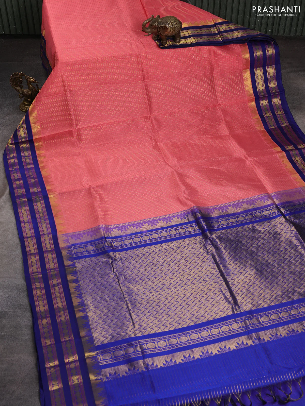 Silk cotton saree peach pink and blue with allover small checked pattern and temple rettapet zari woven kovai border - Image 2