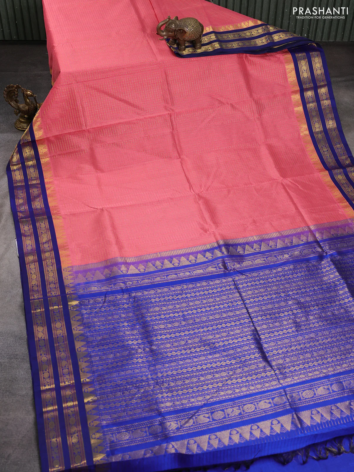 Silk cotton saree peach pink and blue with allover small checked pattern and temple rettapet zari woven kovai border - Image 2