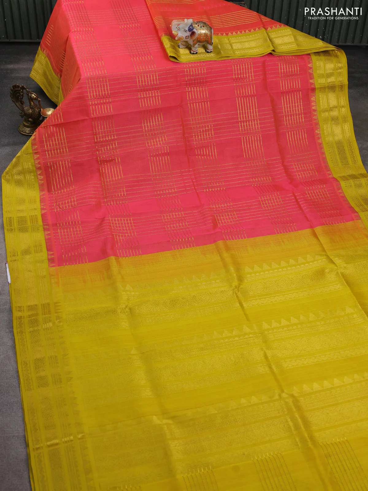 Silk cotton saree peach pink and lime yellow with allover zari woven checked pattern and zari woven korvai border - Image 2