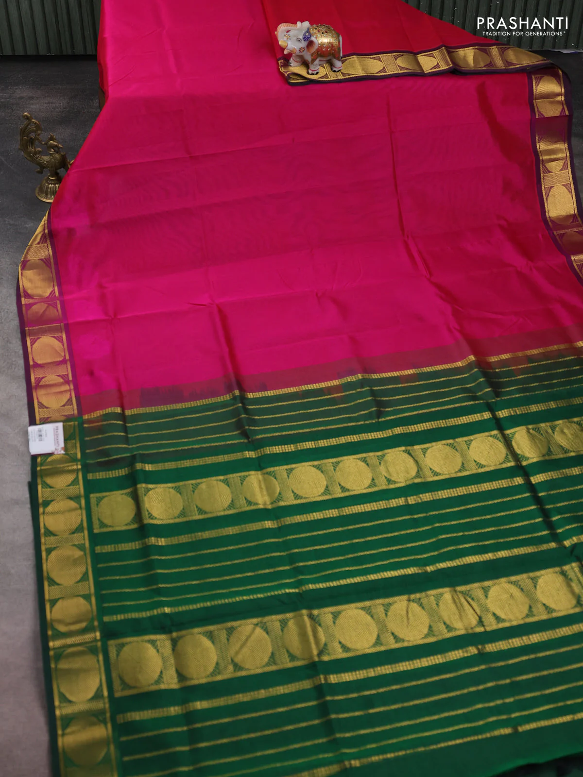 Silk cotton saree pink and dark green with plain body and zari woven border - Image 2