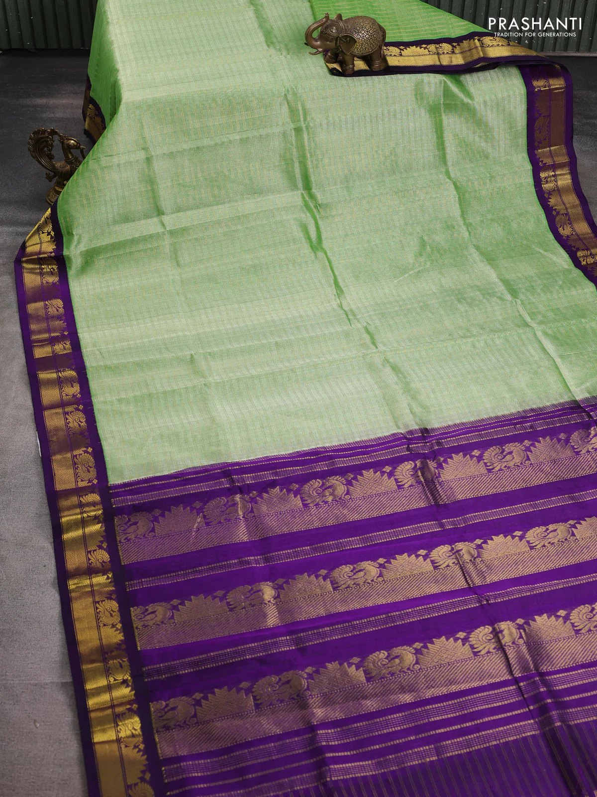 Silk cotton saree pista green and violet with allover zari woven checked pattern and zari woven korvai border - Image 2