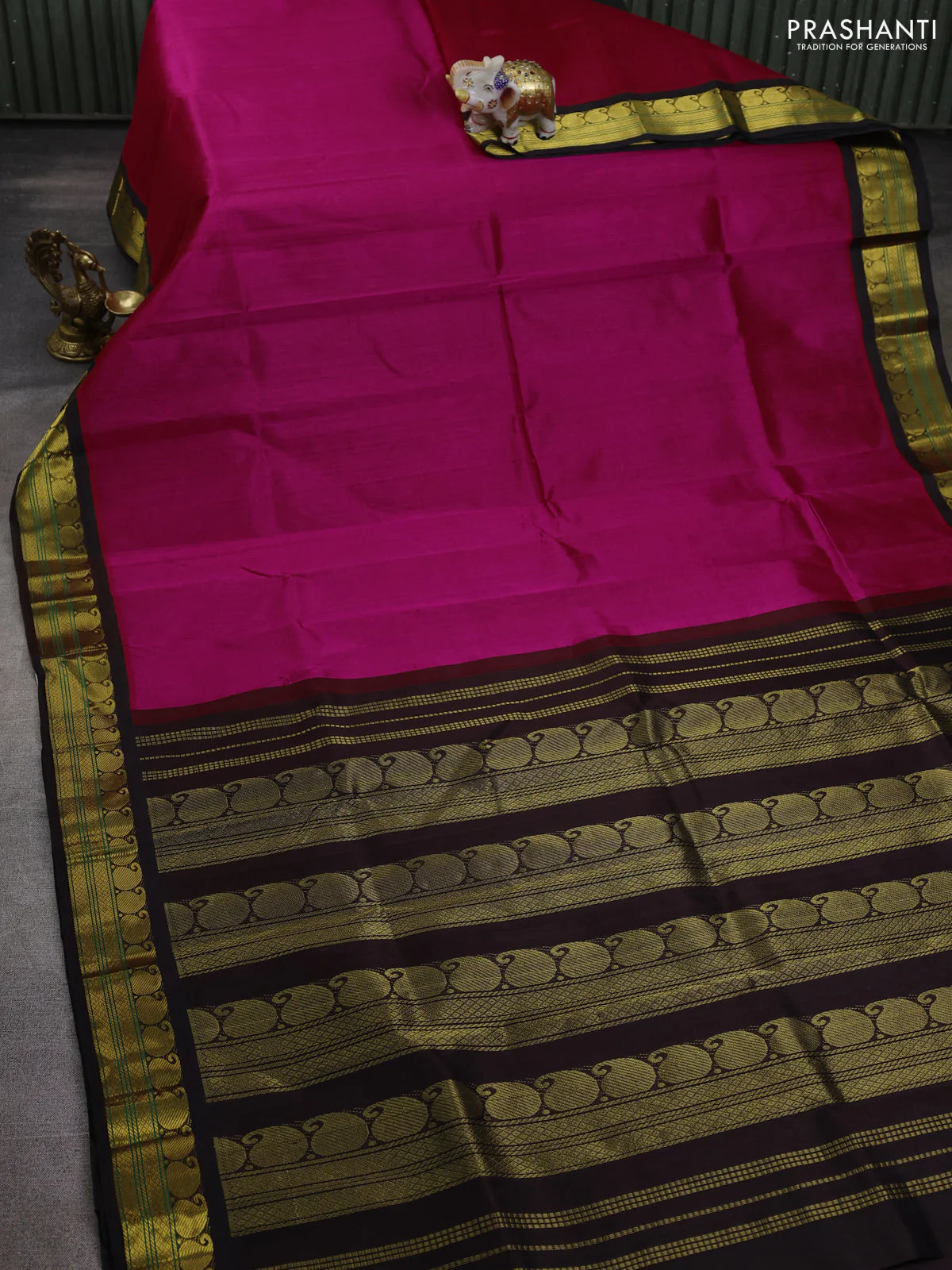 Silk cotton saree rani pink and deep coffee brown with plain body and paisley zari woven korvai border - Image 2