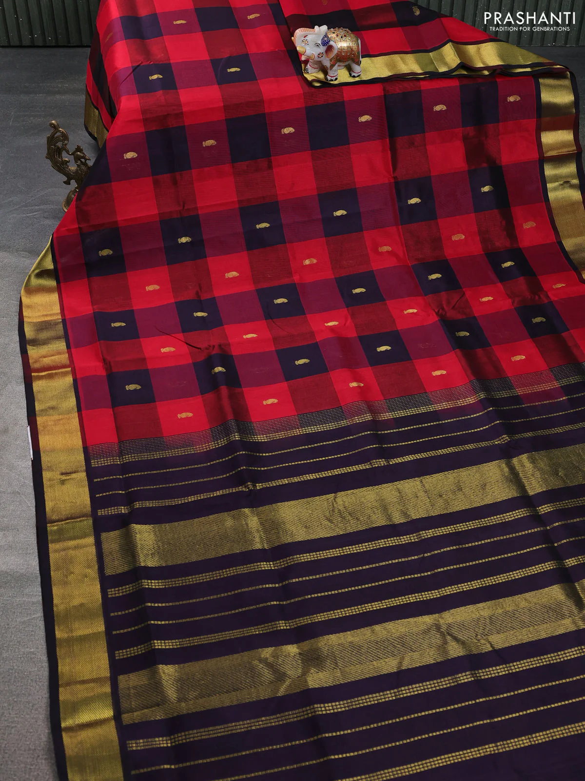 Silk cotton saree red and black with allover paalum pazhamum checked pattern & paisley zari woven buttas and zari woven border - Image 2