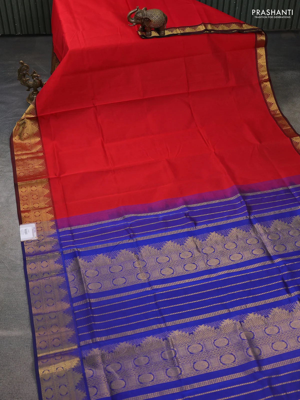 Silk cotton saree red and blue with plain body and temple zari woven border - Image 2