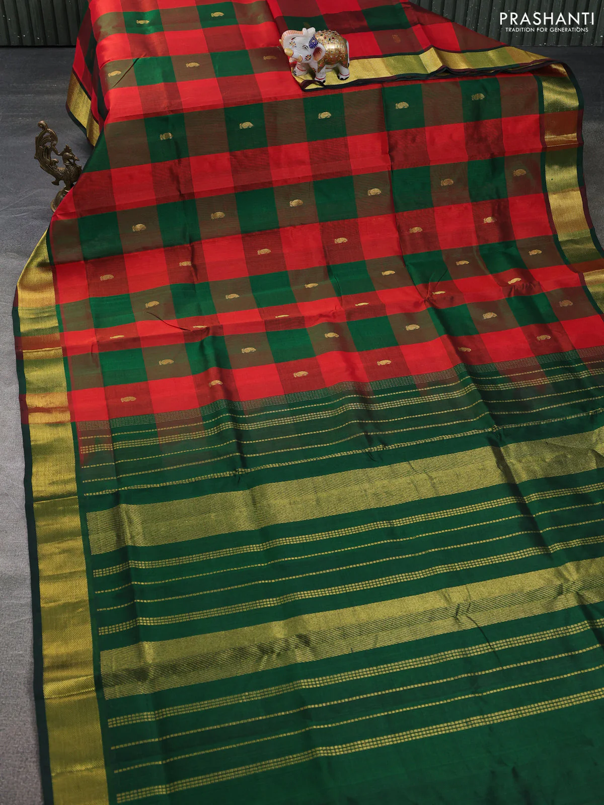 Silk cotton saree red and green with allover paalum pazhamum checked pattern & paisley zari woven buttas and zari woven border - Image 2