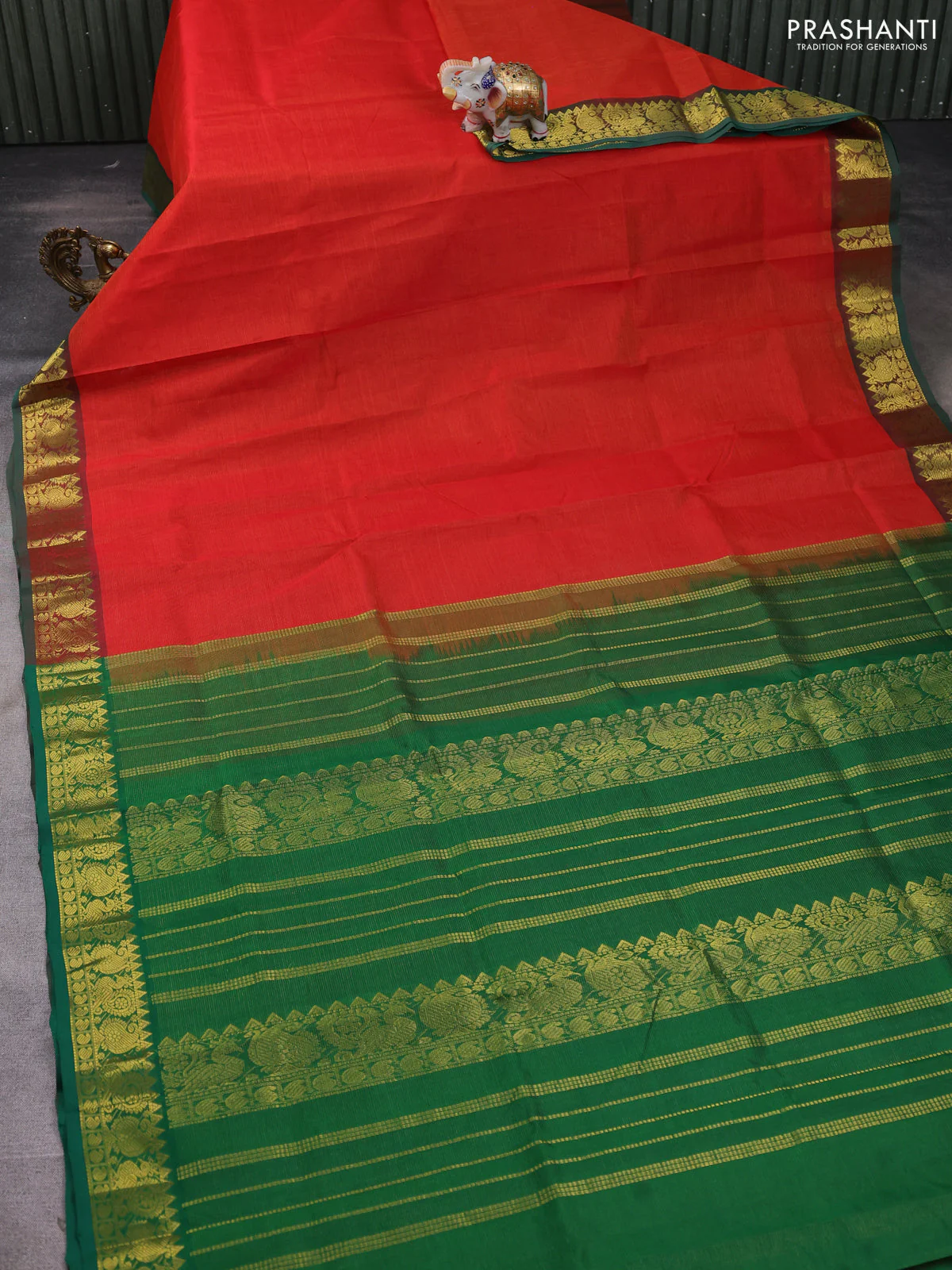 Silk cotton saree red and green with allover vairosi pattern and annam zari woven border - Image 2