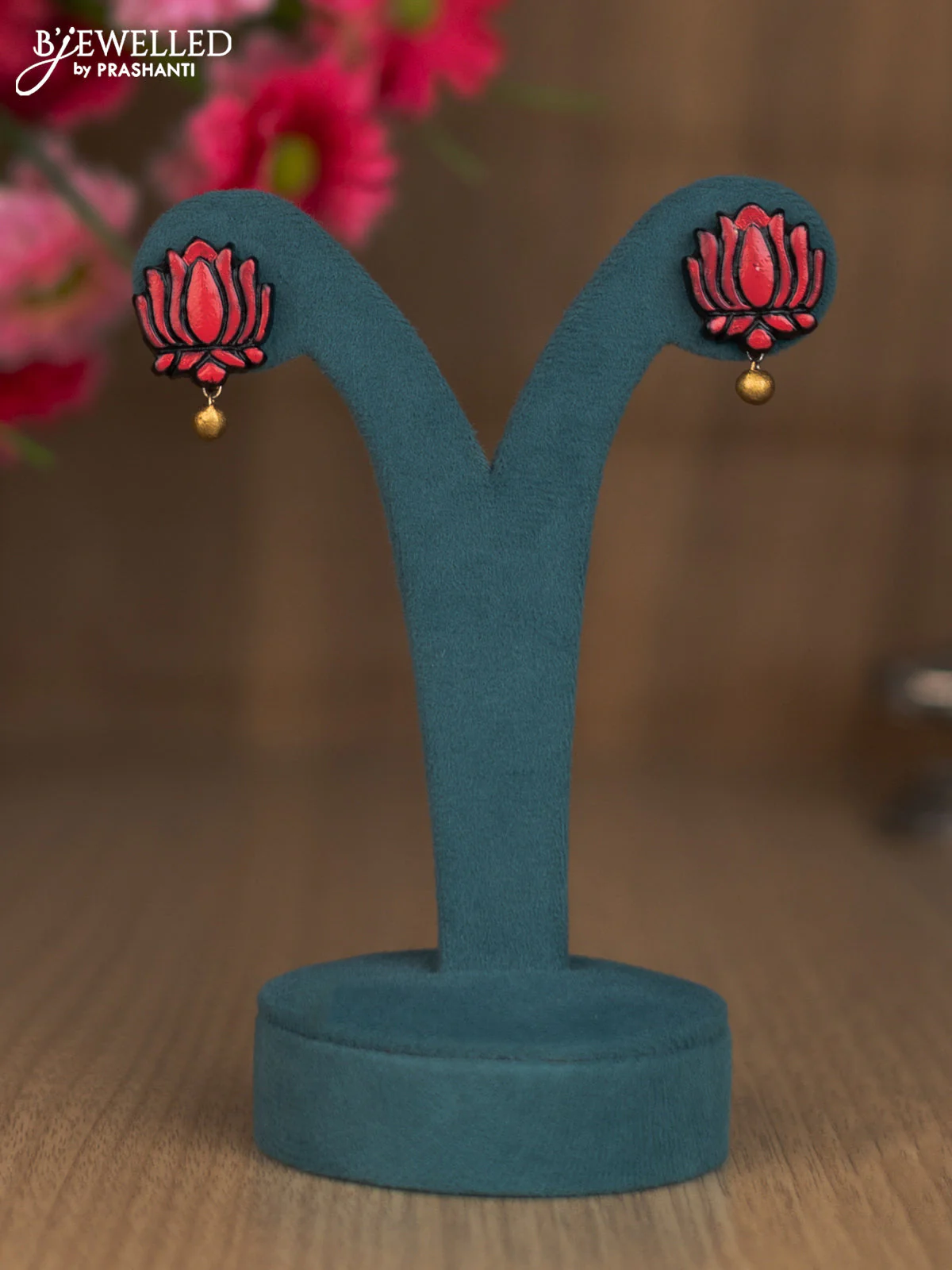 Terracotta pink kemp necklace with floral pendant and hangings - Image 2