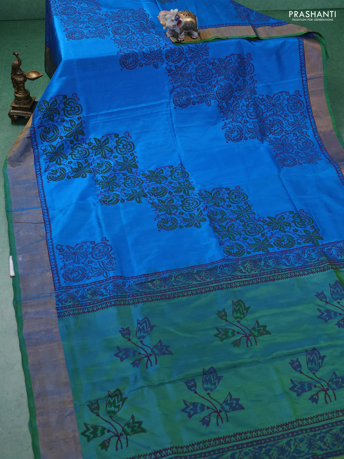 Uppada block printed silk saree cs blue and dual shade of green with allover floral butta prints and zari woven border - Image 2