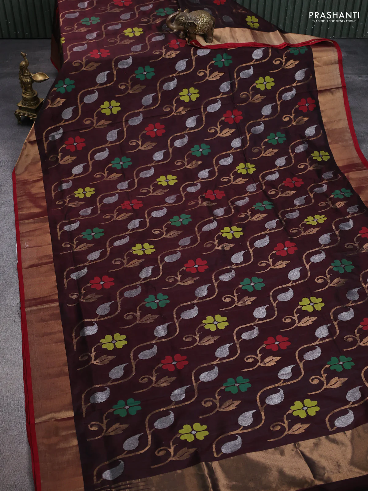 Uppada jamdhani silk saree coffee brown and maroon with allover floral jamdhani weaves and zari woven border - Image 2