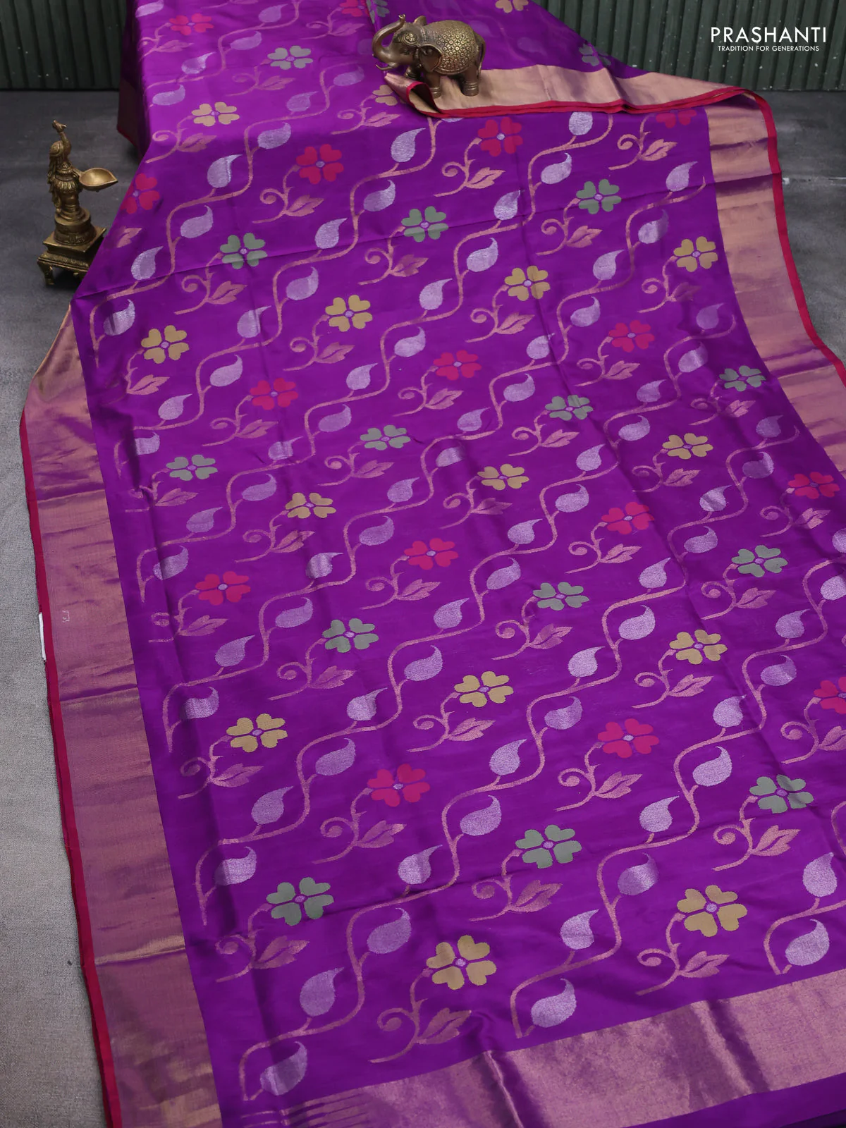Uppada jamdhani silk saree purple and red with allover floral jamdhani weaves and zari woven border - Image 2