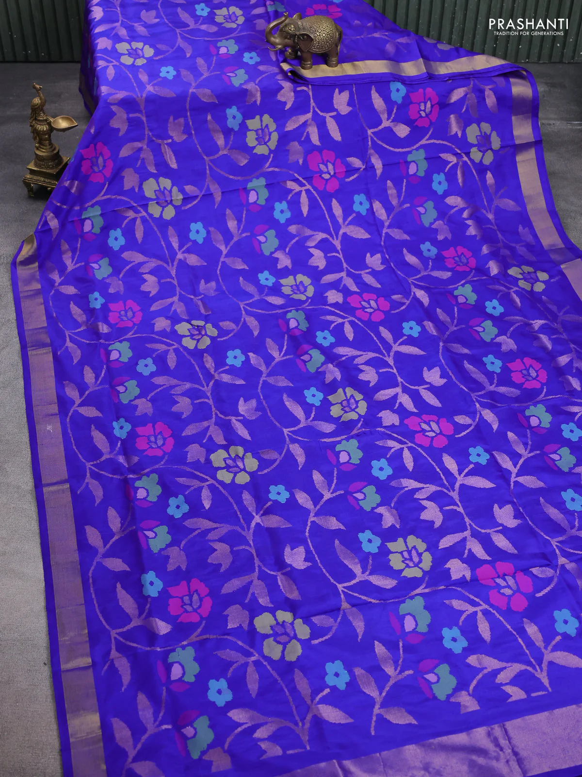 Uppada jamdhani silk saree royal blue with allover floral jamdhani weaves and zari woven border - Image 2