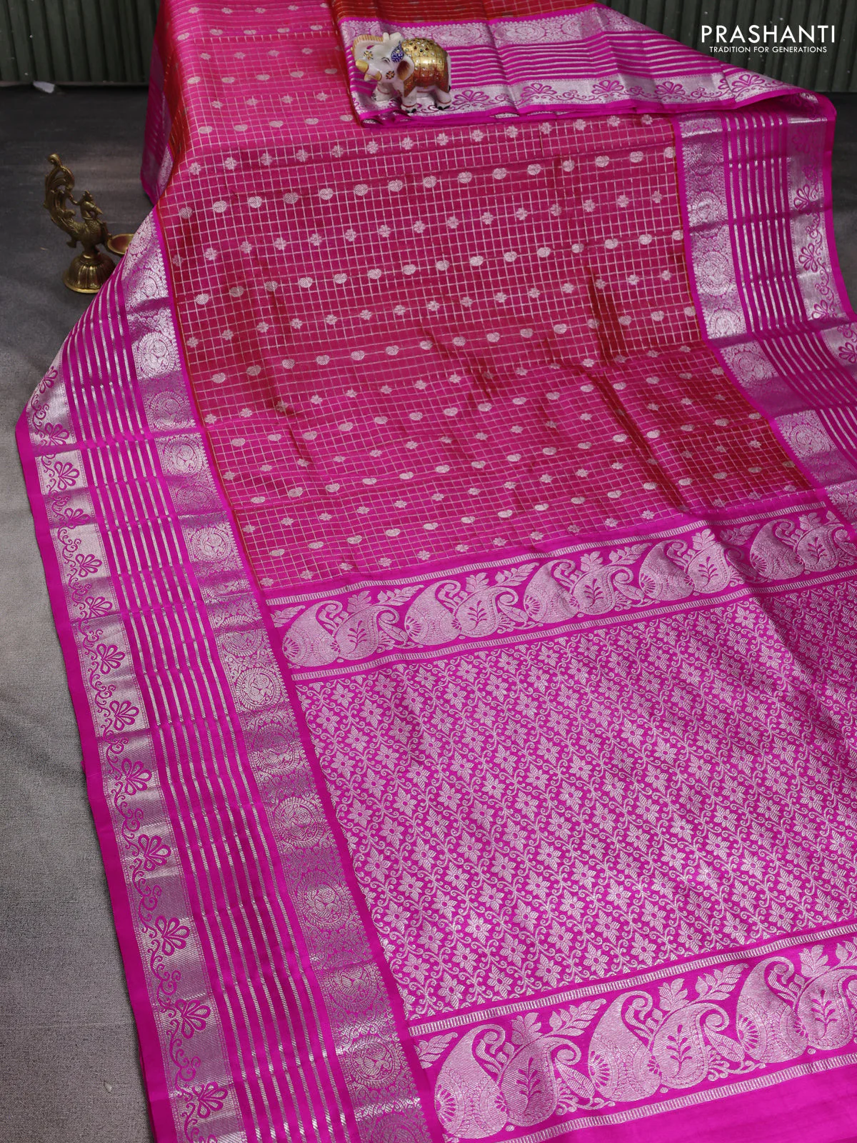 Venkatagiri silk saree dual shade of pinkish orange and pink with allover silver zari checks & buttas and long silver zari woven border - Image 2