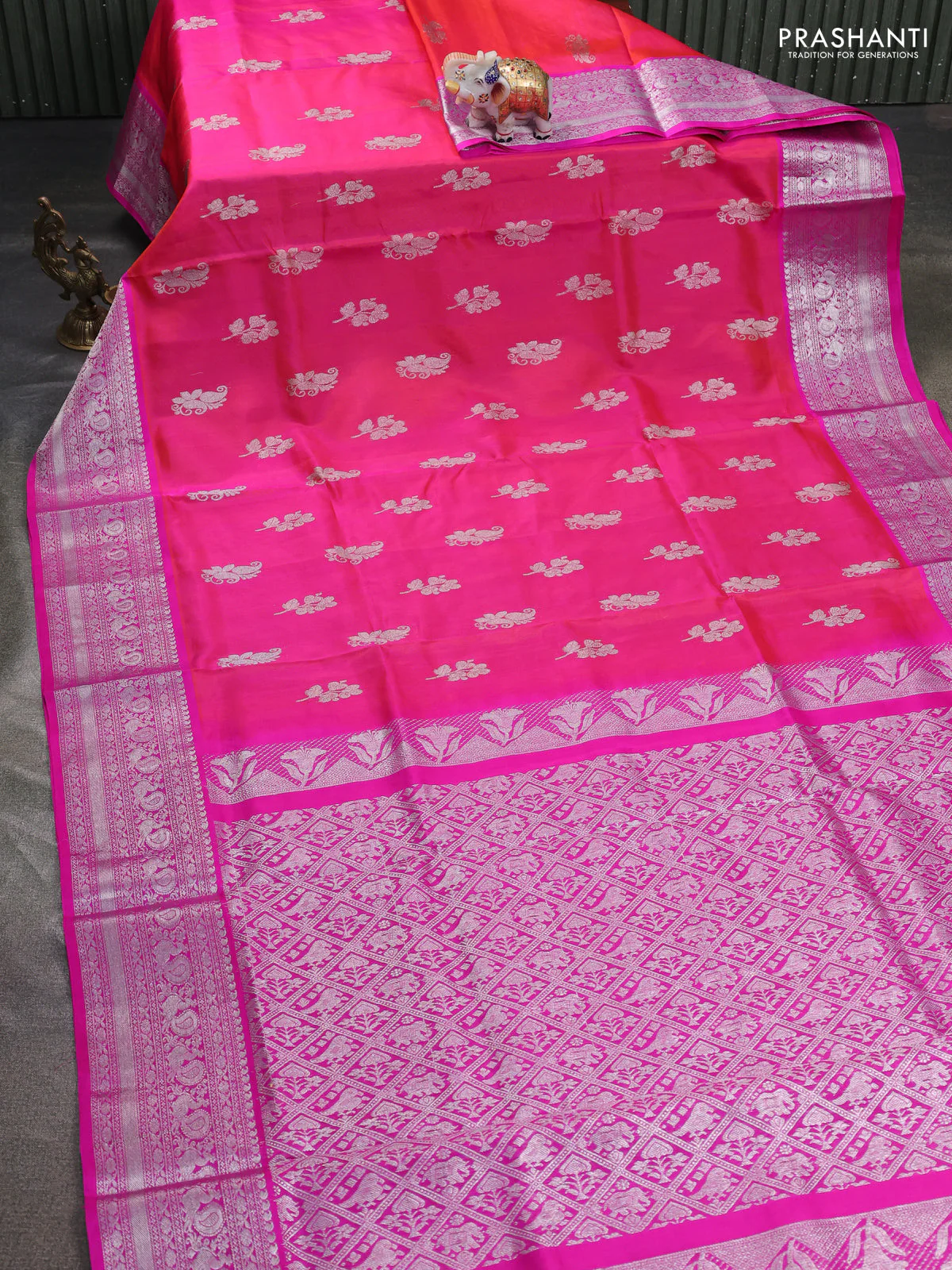 Venkatagiri silk saree dual shade of pinkish orange and pink with silver zari woven buttas and silver zari woven border - Image 2