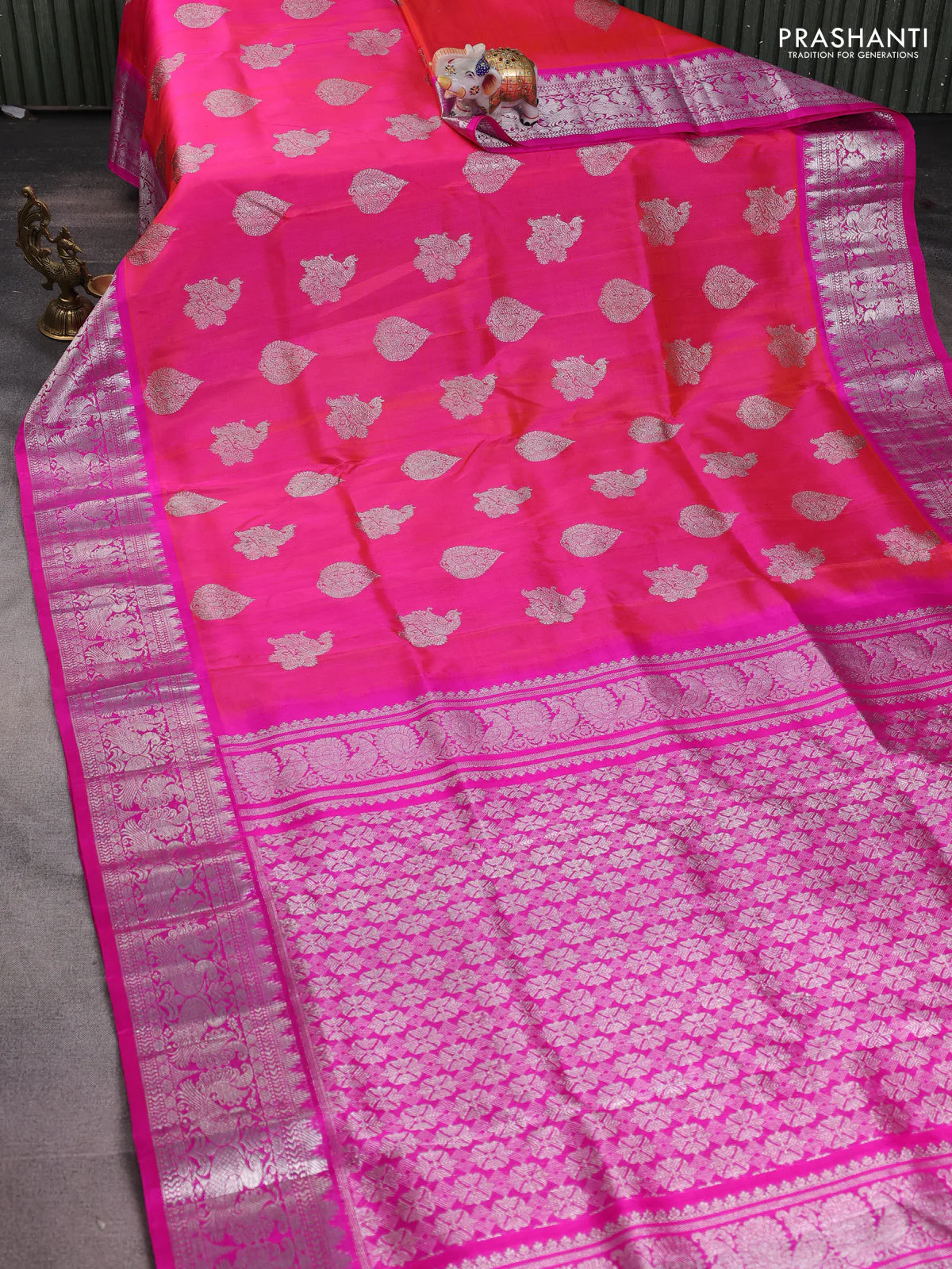 Venkatagiri silk saree dual shade of pinkish orange and pink with silver zari woven buttas and silver zari woven border - Image 2