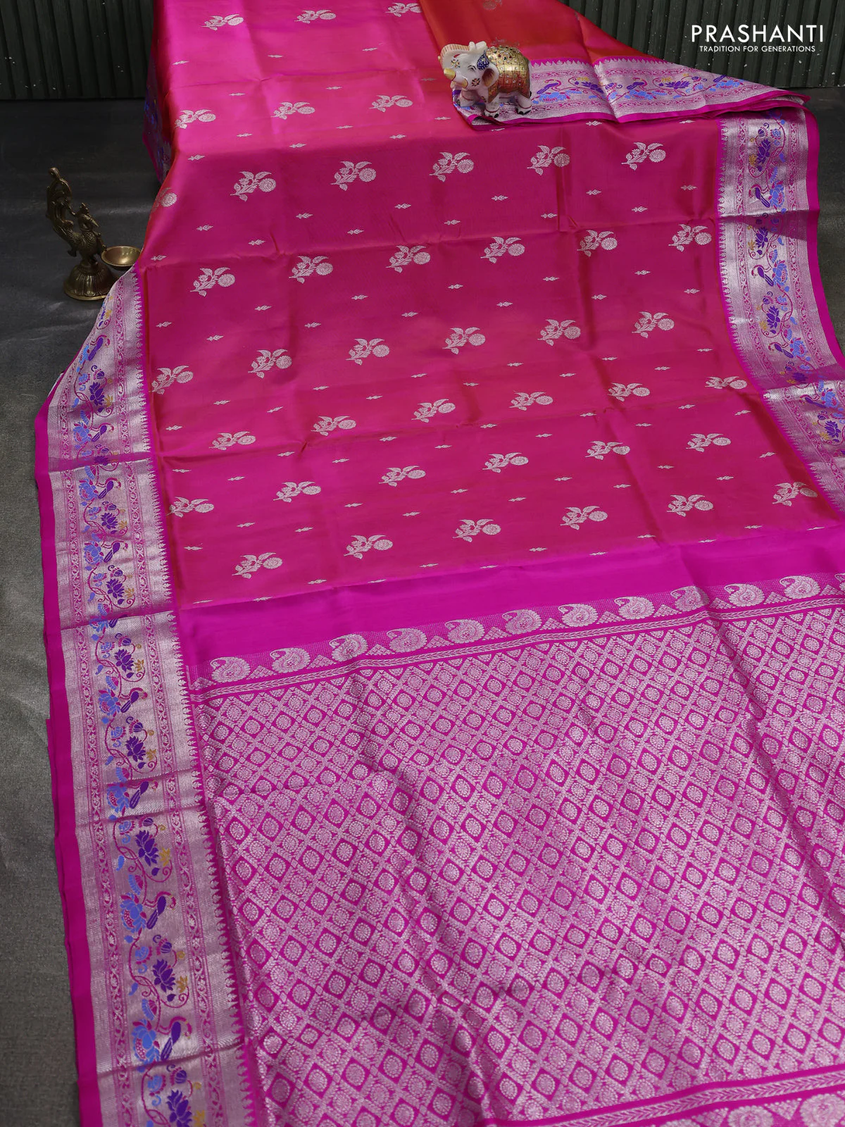 Venkatagiri silk saree dual shade of pinkish orange and pink with silver zari woven buttas and silver zari woven paithani style border - Image 2