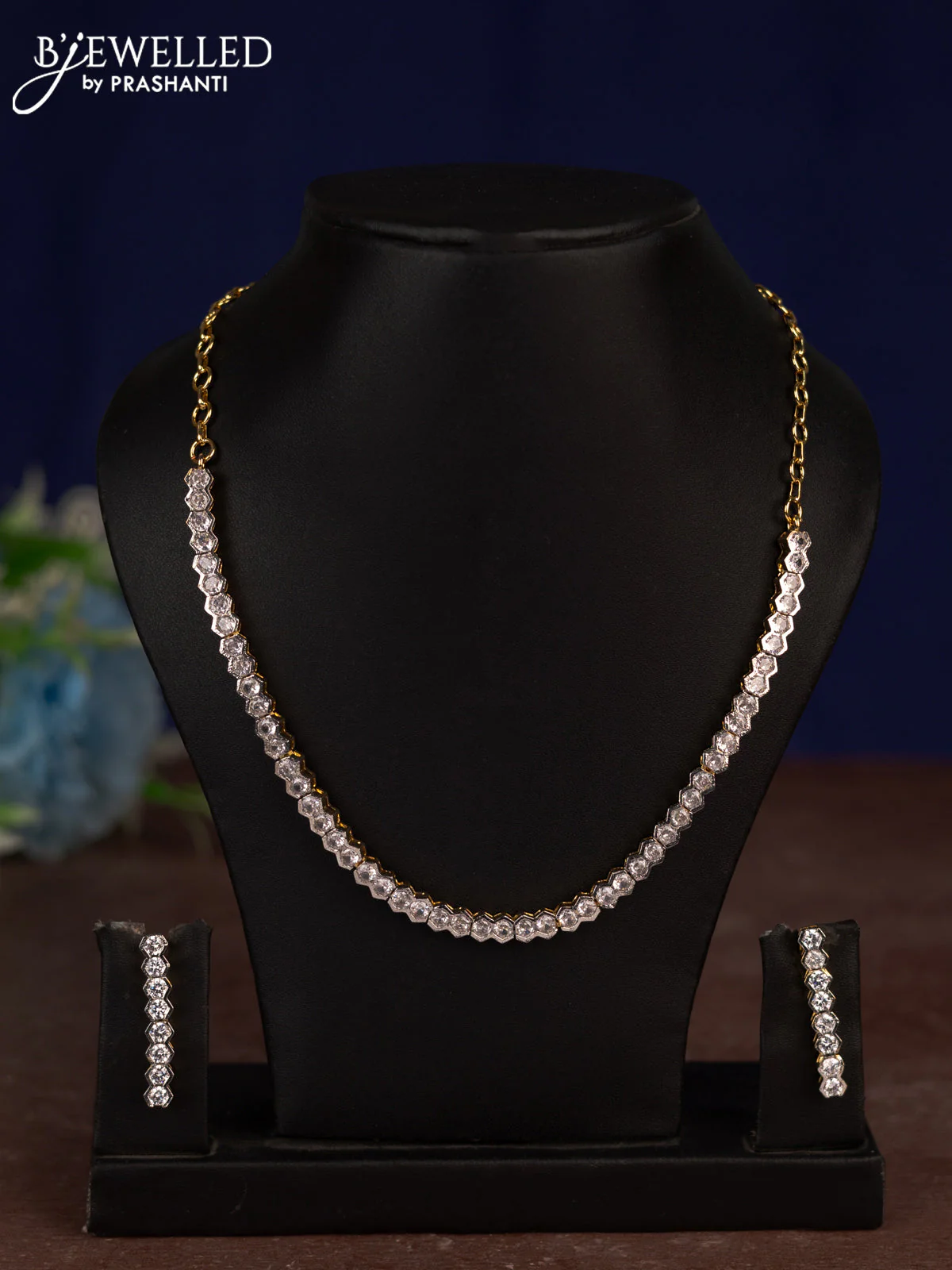 Zircon necklace with cz stones in gold finish