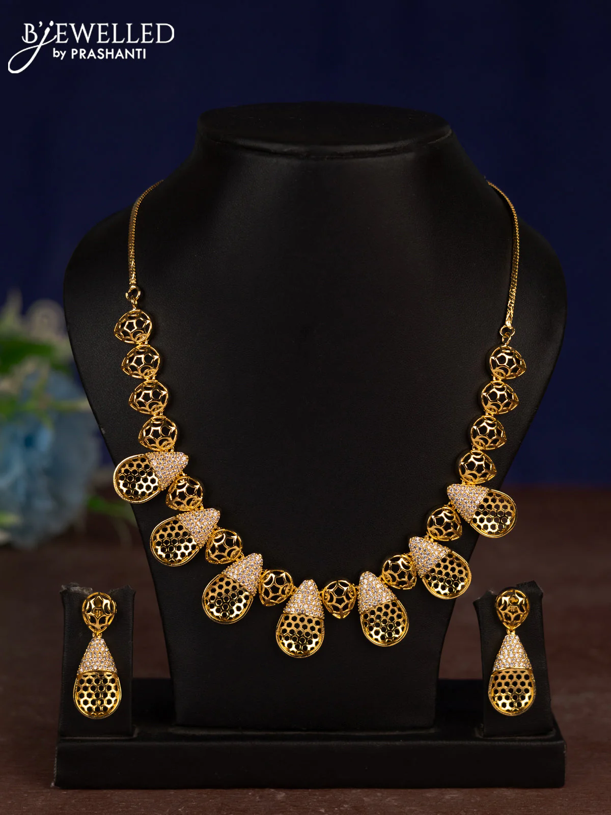Zircon necklace with cz stones in gold finish